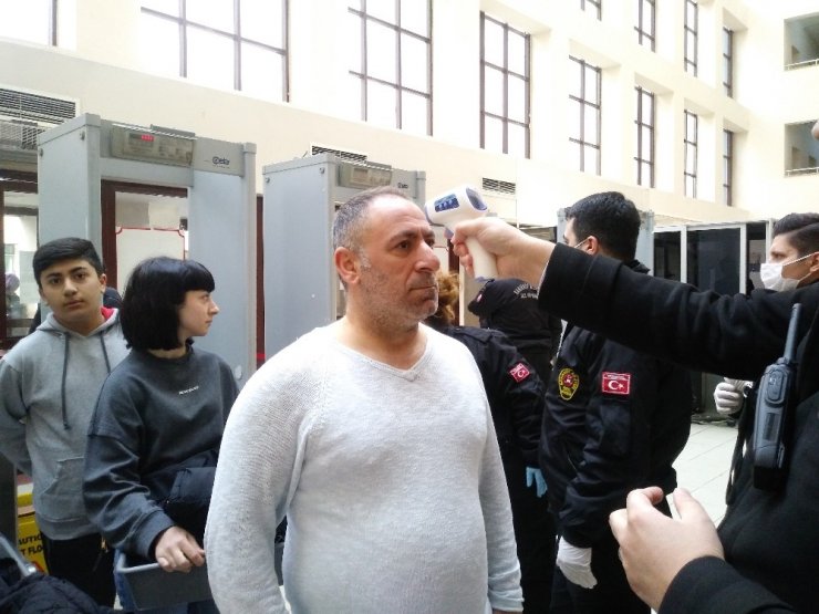 Bakırköy Adliyesi’nde Korona virüs nedeniyle vatandaşlara ateş ölçerli kontrol