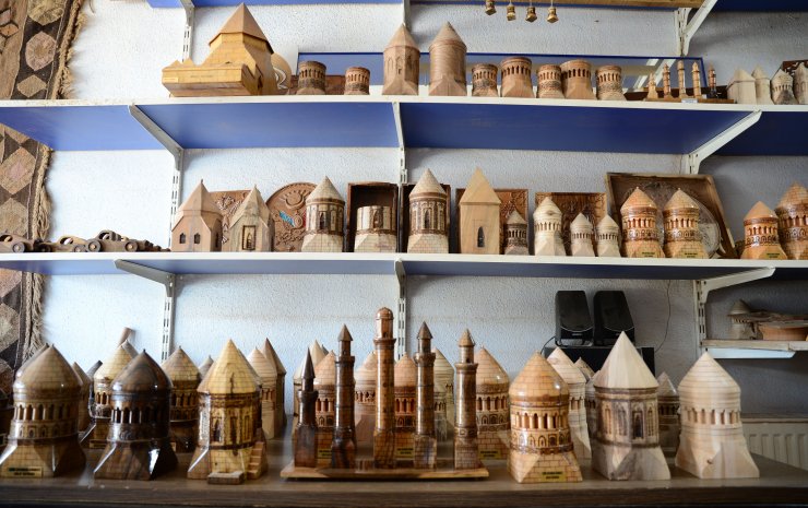 Bitlis'te kurumuş ceviz ağaçları tarihi eserlerin maketine dönüştürülüyor