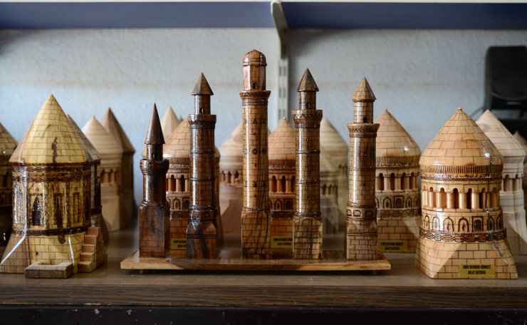 Bitlis'te kurumuş ceviz ağaçları tarihi eserlerin maketine dönüştürülüyor