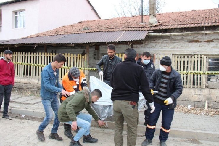 Yaşlı adam evinde yanmış olarak ölü bulundu
