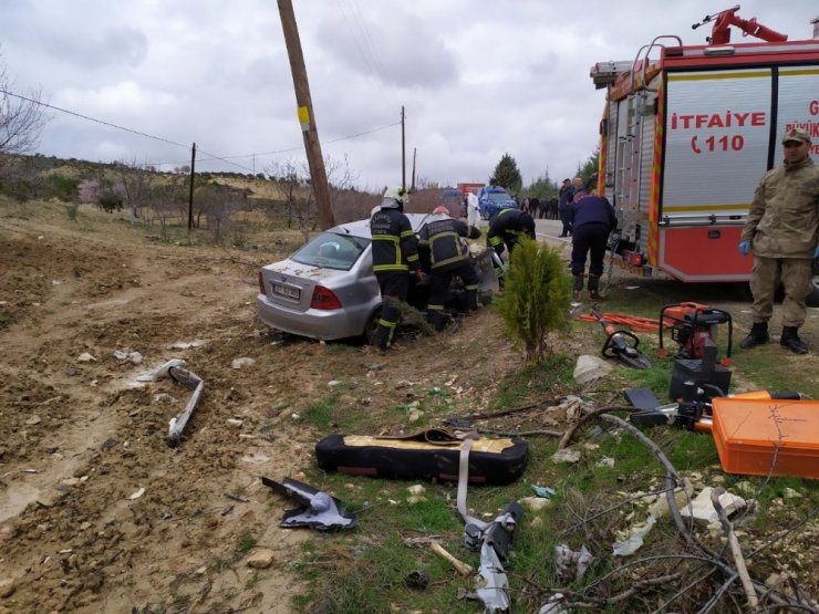 Araçlar kafa kafaya çarpıştı: 1 ölü, 6 yaralı
