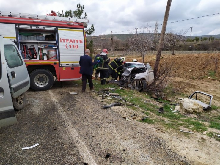 Araçlar kafa kafaya çarpıştı: 1 ölü, 6 yaralı