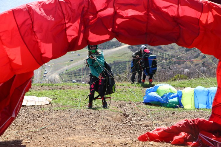 Gökyüzünün hakimi kadın paraşütçüler