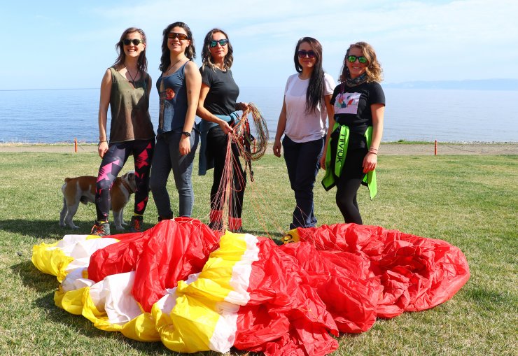 Gökyüzünün hakimi kadın paraşütçüler