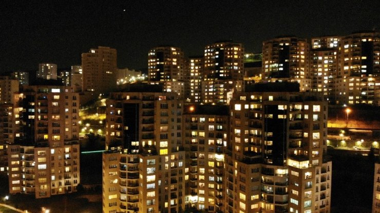 İstanbullulardan sağlık çalışanlarına alkışlı destek