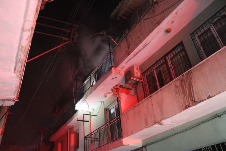 İzmir’de ev yangını: 1 yaralı
