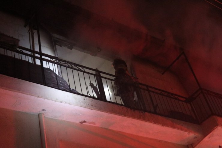 İzmir’de ev yangını: 1 yaralı