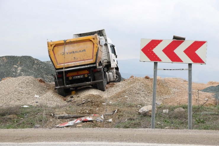 Freni patlayan tır yoldan çıktı: 1 yaralı