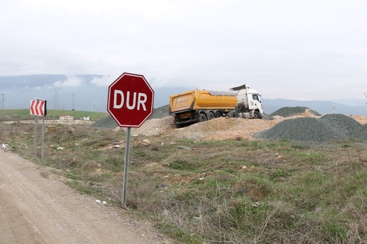 Freni patlayan tır yoldan çıktı: 1 yaralı