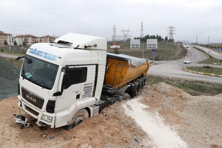 Freni patlayan tır yoldan çıktı: 1 yaralı