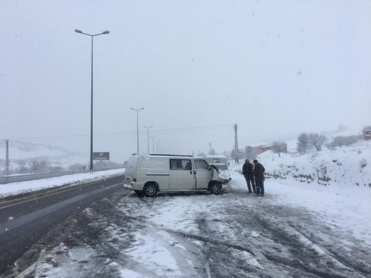 Hafif ticari araç, tıra çarptı: 3 yaralı