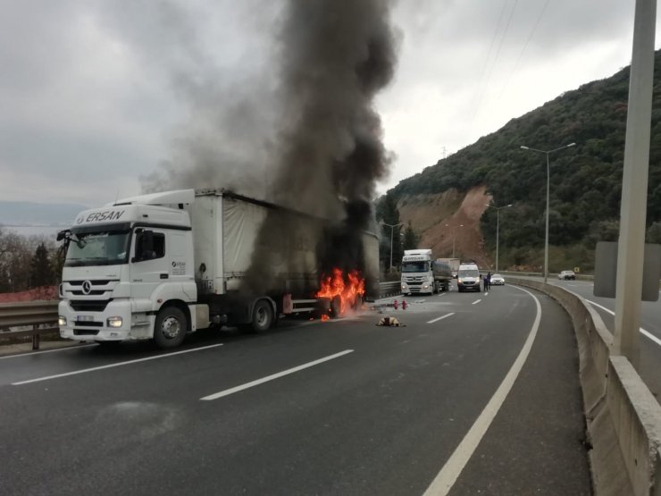 Kocaeli'de seyir halindeki tırda çıkan yangın söndürüldü