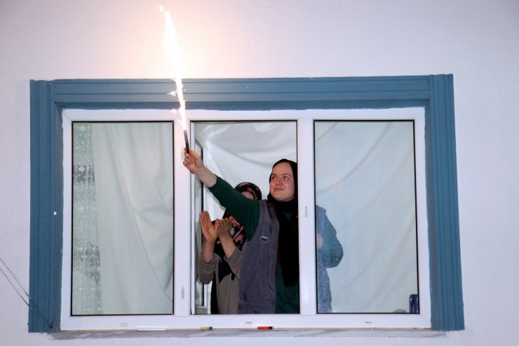 Köydeki kadınlardan sağlık çalışanlarına alkışlı destek