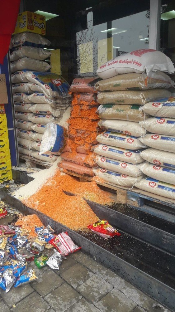 Genç kız marketi kundakladı