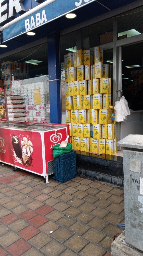 Genç kız marketi kundakladı