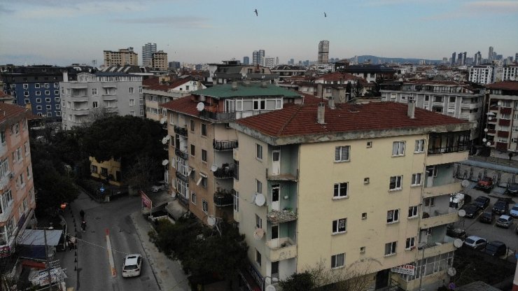 Pendik’te balkonları çöken bina havadan görüntülendi