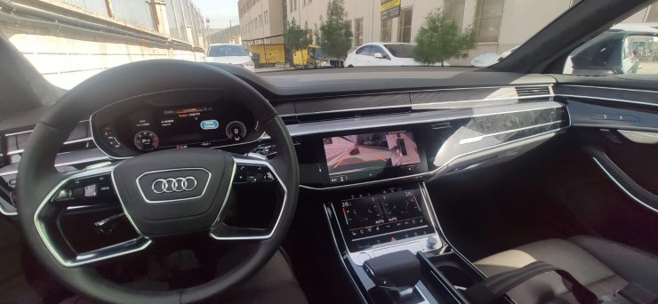 Yurt dışından sahte belgelerle getirdikleri lüks araçları satan suç örgütüne operasyon