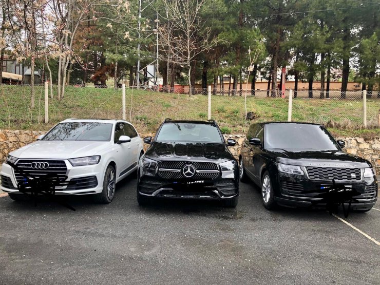 Yurt dışından sahte belgelerle getirdikleri lüks araçları satan suç örgütüne operasyon