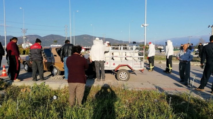 Kaza yapan kamyonetteki arılar ekiplere zor anlar yaşattı