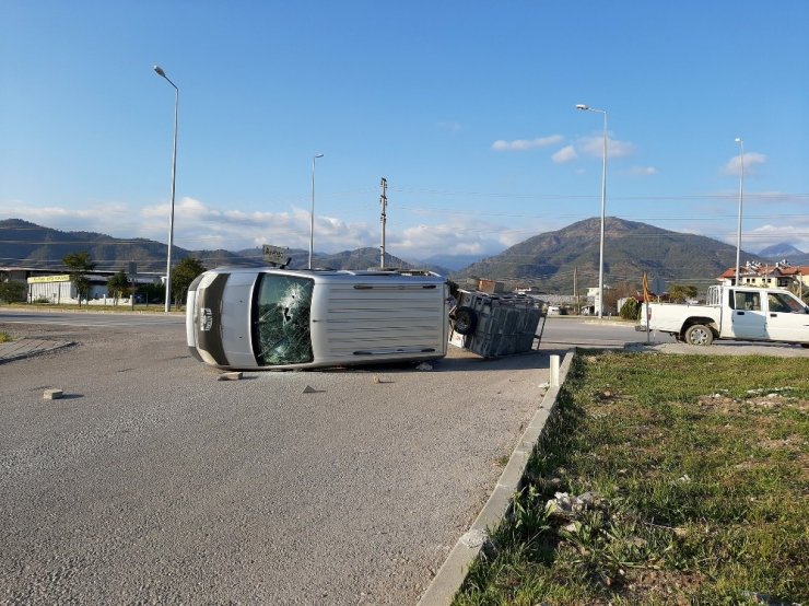 Kaza yapan kamyonetteki arılar ekiplere zor anlar yaşattı