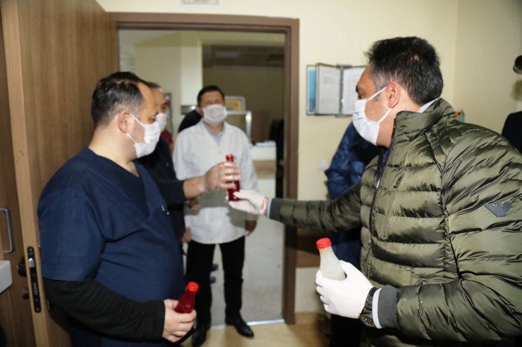 Çubuk Belediyesi’nden sağlık çalışanlarına turşu suyu ve baklava ikramı