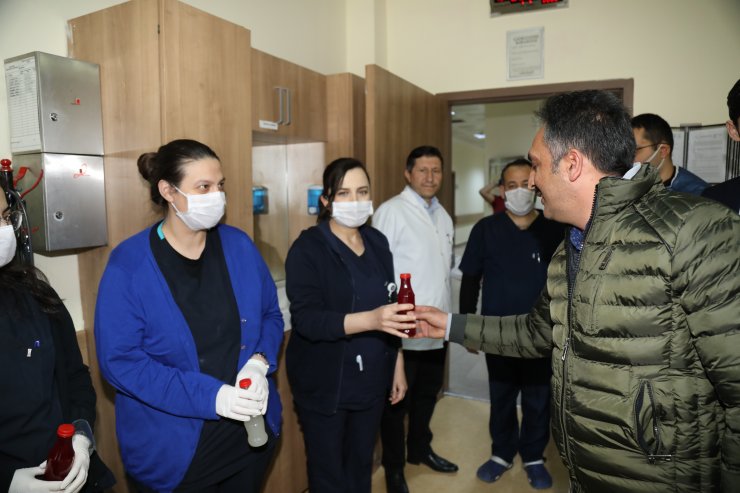 Çubuk Belediyesi’nden sağlık çalışanlarına turşu suyu ve baklava ikramı