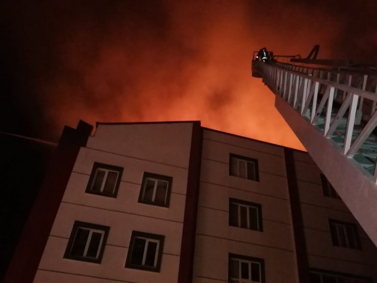 Denizli’de kuru meyve ve bakliyat fabrikasında yangın