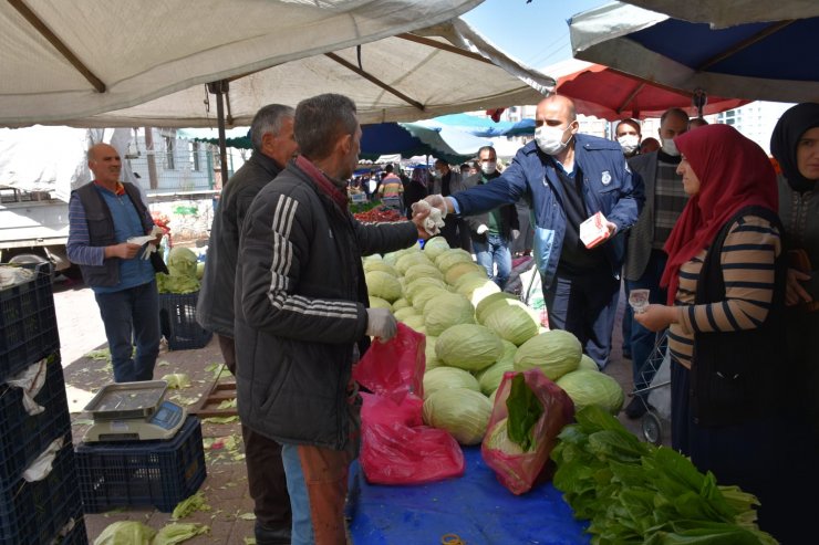 Diyarbakır'da Kovid-19 önlemleri kapsamında pazarda maske ve eldiven dağıtıldı