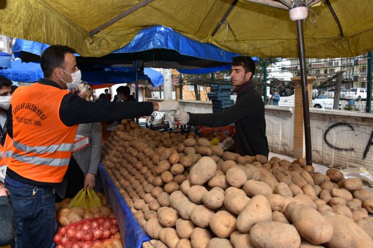 Diyarbakır'da Kovid-19 önlemleri kapsamında pazarda maske ve eldiven dağıtıldı