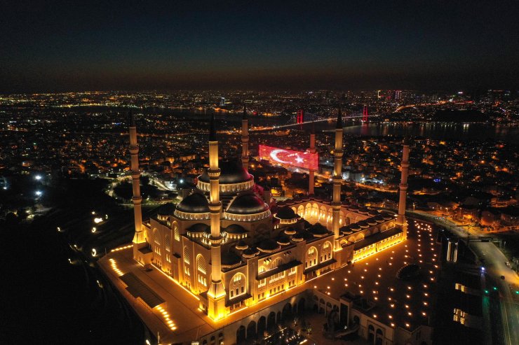 Kandil dolayısıyla Büyük Çamlıca Camisi'ne mahya asıldı