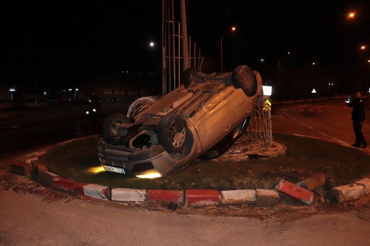 Otomobil MOBESE direğine çarptı: 4 yaralı