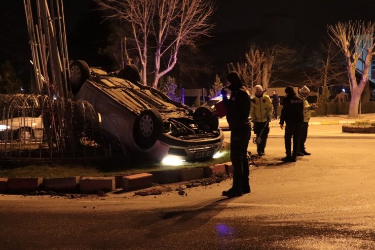 Otomobil MOBESE direğine çarptı: 4 yaralı