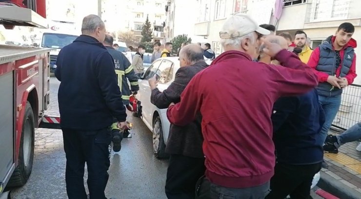 Yangında patlayan itfaiye hortumu 2 kişiyi yaraladı