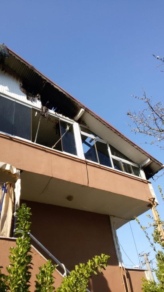 Yalıtım sırasında çatıda çıkan yangın korkuttu