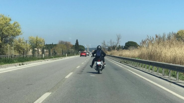 Müzik dinleyen motosikletçiden trafikte tehlikeli hareketler