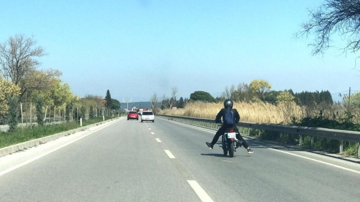 Müzik dinleyen motosikletçiden trafikte tehlikeli hareketler