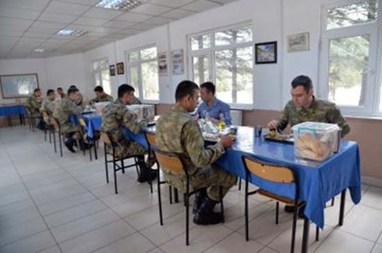 MSB:"Tüm yurtta olduğu gibi Millî Savunma Bakanlığı bünyesindeki birimlerde de Koronavirüs tedbirleri alınmaya devam ediliyor. Bu kapsamda kışla yemekhanelerimize düzenli olarak dezenfekte işlemleri uygulanıyor, askerlerimiz