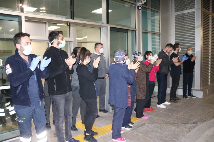 Isparta'da polis ve itfaiyeden sağlık çalışanlarına "sirenli" destek