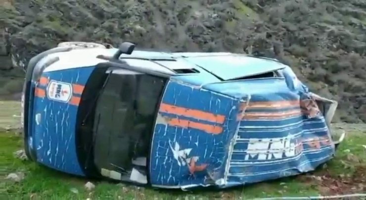 Siirt’te devrilen minibüste maddi hasar meydana geldi