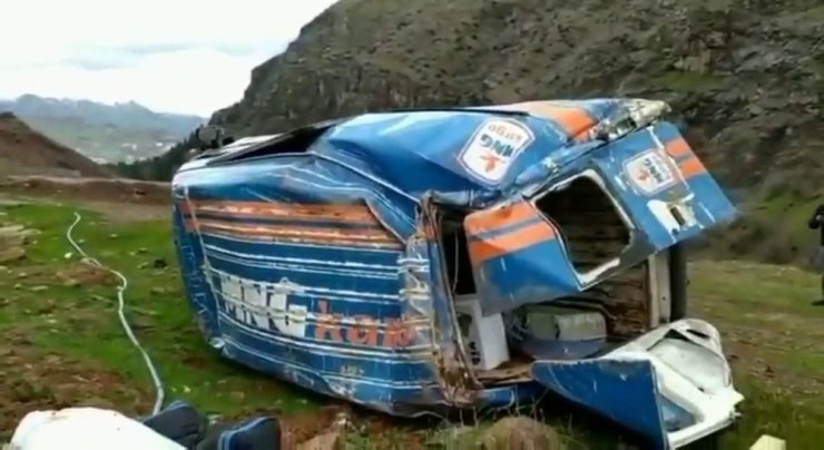 Siirt’te devrilen minibüste maddi hasar meydana geldi