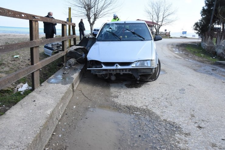 Otomobil köprü korkuluklarına çarptı: 2 yaralı