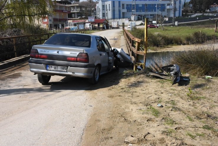 Otomobil köprü korkuluklarına çarptı: 2 yaralı