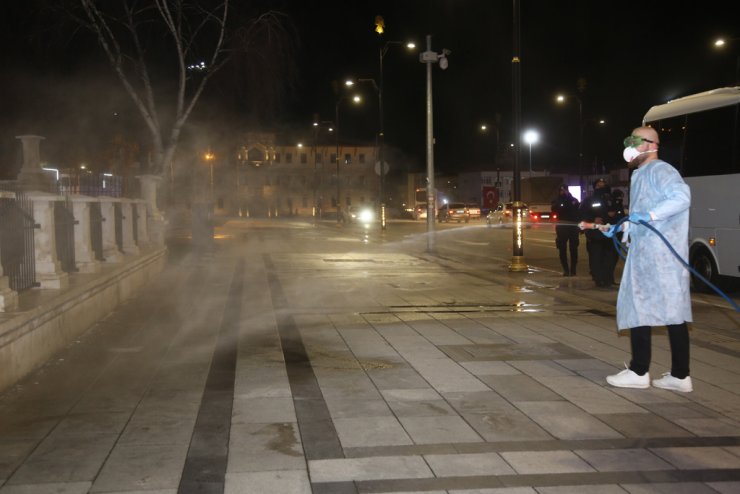Sivas'ta cadde ve sokaklar koronavirüse karşı ilaçlandı