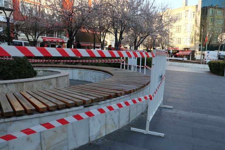 Tekirdağ'da çiçekliklerdeki banklar, bariyer ve şeritle çevrildi