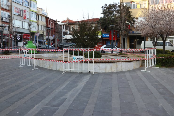 Tekirdağ'da çiçekliklerdeki banklar, bariyer ve şeritle çevrildi