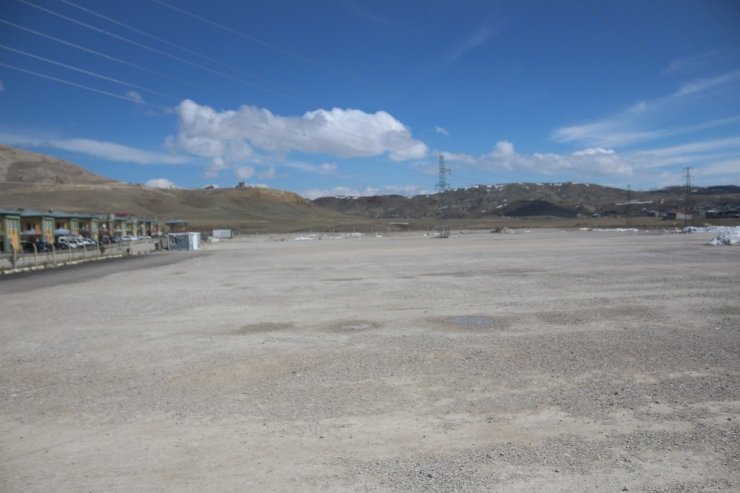 Van’da açık oto pazarının faaliyetlerine ara verildi