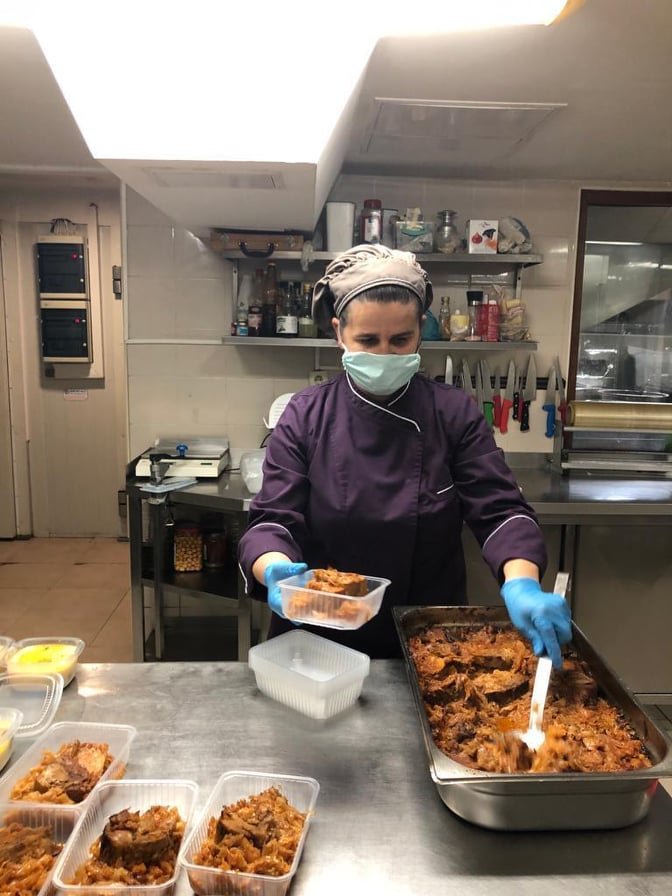 Türk iş adamı Bulgaristan'da karantina altındaki otelinde yoksullara yemek sağlıyor