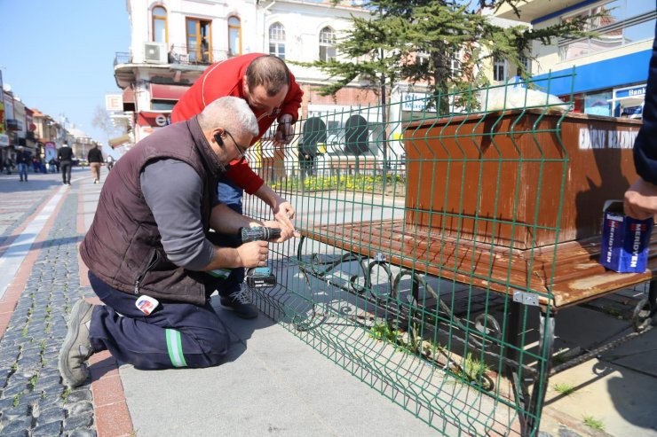 Yaşlılar "evinde kal" çağrısına uymayınca banklı çiçekliklere de tel örgü çekildi
