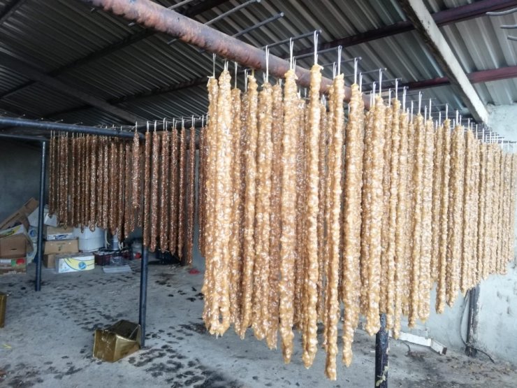 Cevizli sucuk üreticileri evde kalmayı kazanca çeviriyor