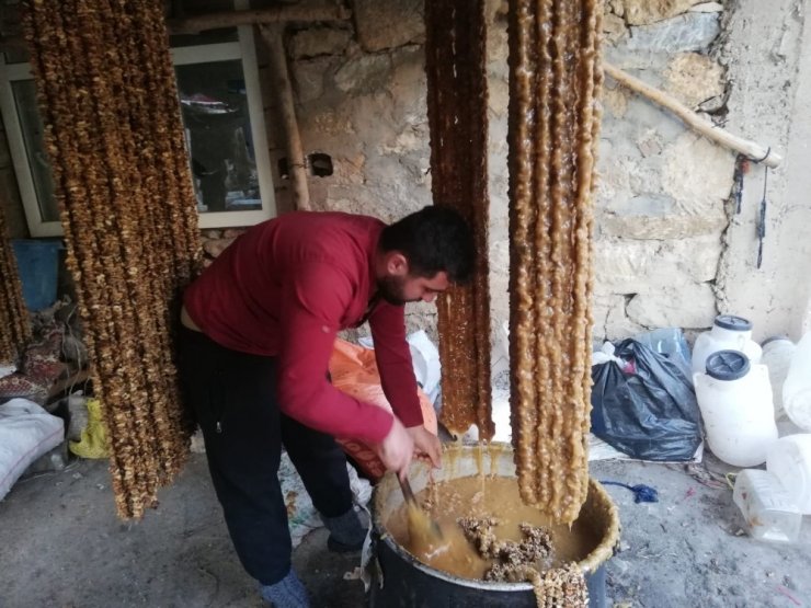 Cevizli sucuk üreticileri evde kalmayı kazanca çeviriyor